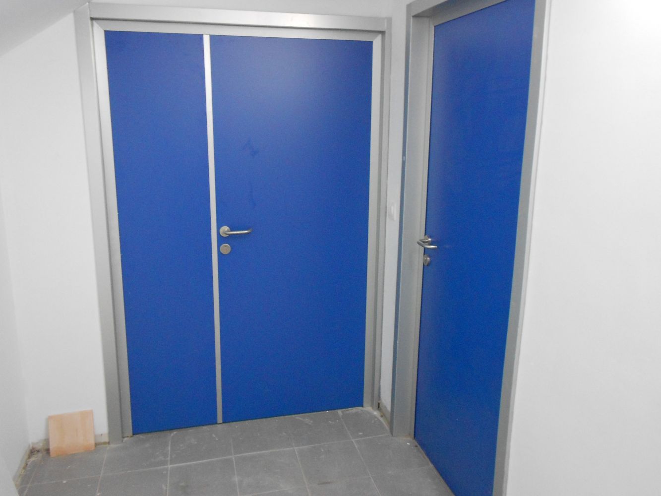 puertas fenólicas de color azul